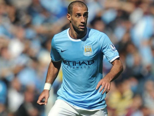 4. Hậu vệ phải: Cùng Man City, Pablo Zabaleta giành 2 danh hiệu Premier League, 2 League Cup, 1 FA Cup và 1 lần lọt vào đội hình tiêu biểu mùa giải 2012/13.