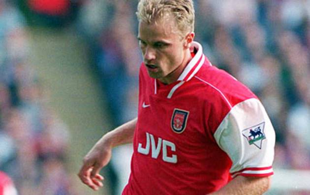 5. Dennis Bergkamp (94): Bergkamp từng là thần tượng của rất nhiều fan Pháo thủ nhờ lối chơi kỹ thuật, hào hoa của mình.
