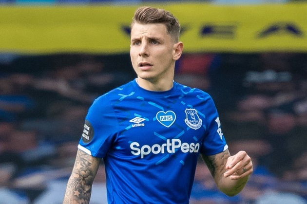 Digne tiến gần đến Stamford Bridge.