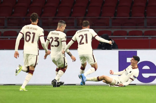 Davy Klaassen mở tỷ số cho đội chủ nhà nhưng Dusan Tadic lại bỏ lỡ thời cơ trên chấm penalty đầu hiệp 2. Phung phí cơ hội, Ajax ôm hận bởi 2 bàn thua trong thời gian còn lại.