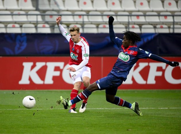 Doukoure mạnh mẽ trong tranh chấp.