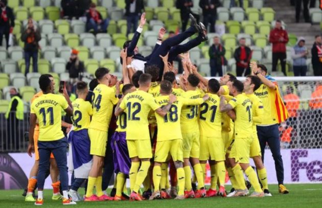 HLV Unai Emery - một người hùng khác của Villarreal - được các học trò tung hô. Ông xứng đáng được gọi là Mr Europa League, khi rất có duyên với đấu trường này. Emery đạt một cột mốc mới khi giành nhiều danh hiệu UEFA Cup/UEFA Europa League nhất với tư cách là huấn luyện viên (4 lần).