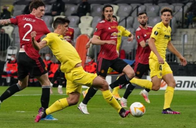 Gerard Moreno đã tận dụng sai lầm của Victor Lindelof, giúp Villarreal có bàn mở tỷ số trong tình huống đá phạt.