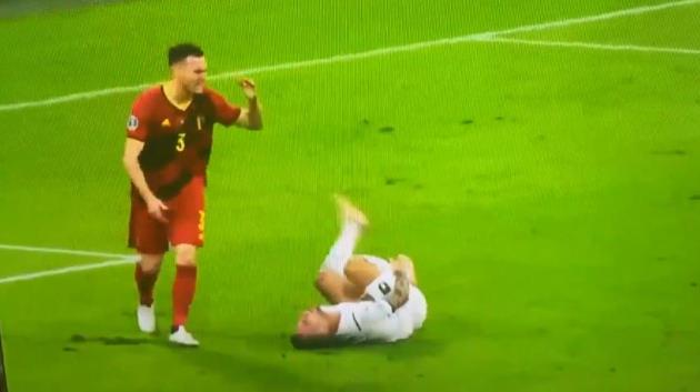Mặc cho Immobile 'đóng kịch', không hề có penalty cho tuyển Ý. Trung vệ của Bỉ, Thomas Vermaelen sau khi phân bua thì bỏ mặc anh để tiếp tục trận đấu.