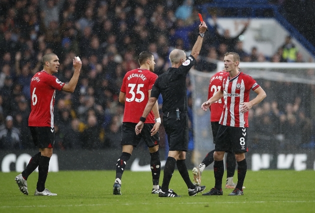 Thẻ đỏ tai hại của Ward-Prowse.