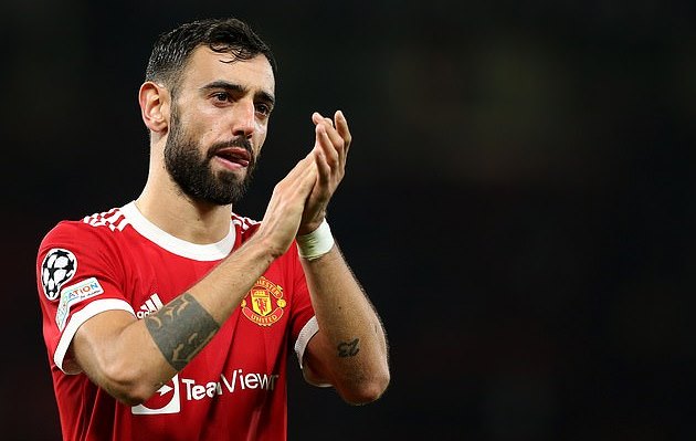 Tiền vệ công: Bruno Fernandes (Man Utd). Ngôi sao người Bồ Đào Nha đã góp dấu giày vào 20 bàn thắng của Man Utd tại EPL trong năm 2021 (tính đến thời điểm hiện tại). Dù phong độ trong thời gian gần đây có phần bất ổn, nhưng không thể phủ nhận vai trò nhạc trưởng đến từ cựu ngôi sao Sporting Lisbon.