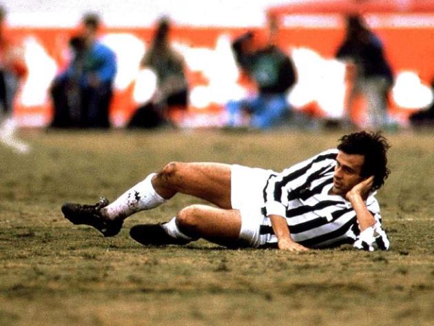 Platini đã làm điều tương tự vào năm 1985 trong trận Chung kết Cúp Liên lục địa với Argentinos Juniors. Tuy nhiên, đó không phải là cách ăn mừng mà là để phản đối sau một bàn thắng không được công nhận.