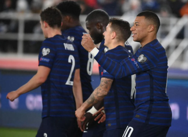 2-0 cũng là tỷ số cuối cùng của trận đấu. Niềm vui của Mbappe và các đồng đội.