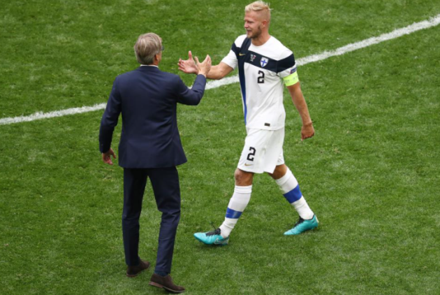 Lukas Hradecky đã bật khóc sau thất bại.