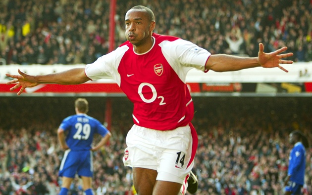 = 6. Thierry Henry (2003) - 28 pha kiến tạo trong 51 trận: Henry xứng danh là huyền thoại của Pháo thủ. Anh không chỉ có tốc độ và kỹ năng dứt điểm hơn người.