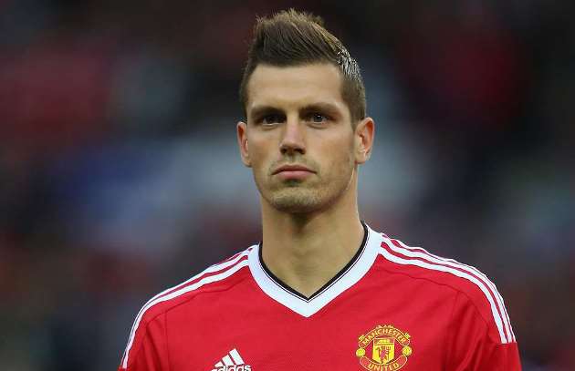 Morgan Schneiderlin: Sau khi gây ấn tượng ở Southampton, Schneiderlin đã hoàn tất vụ chuyển nhượng trị giá 25 triệu bảng tới Man Utd vào năm 2015. Nhưng rồi, Man Utd bán anh cho Everton với giá 22 triệu bảng vào tháng 1 năm 2017.