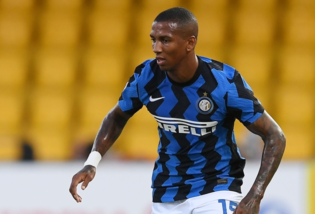 Ashley Young - Inter - 1,53 triệu bảng: Young là mục tiêu bất ngờ của Inter vào năm 2020, nơi anh giúp họ vô địch Serie A dưới thời Antonio Conte mùa giải tiếp theo. Anh trở lại câu lạc bộ cũ Aston Villa theo dạng chuyển nhượng tự do vào mùa hè 2021.
