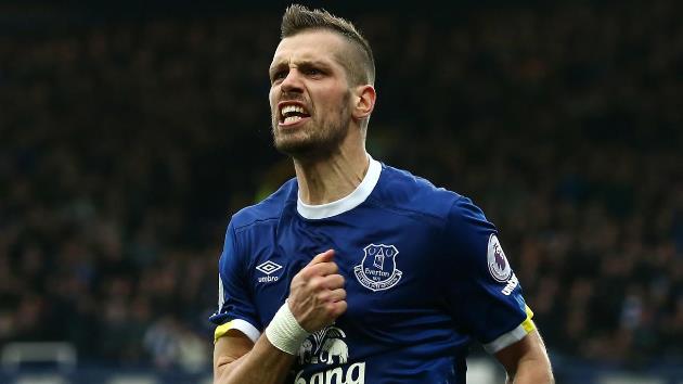 Morgan Schneiderlin - Everton - 20,7 triệu bảng: Sau khi không tìm lại được phong độ ấn tượng ở Southampton tại Old Trafford, tiền vệ Schneiderlin đã ra đi 18 tháng sau để tái hợp với huấn luyện viên cũ Ronald Koeman tại Everton. Anh rời Goodison Park để đến Nice vào năm 2020.