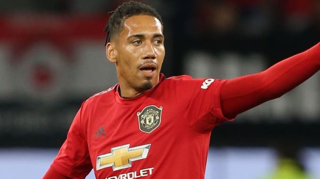 Trung vệ: Chris Smalling. Smalling từng được xem là tương lai của Man Utd, nhưng anh đã là người của Roma từ năm 2019.