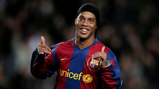 9. Ronaldinho (giải nghệ, 57 bàn): Cựu tuyển thủ Brazil sở hữu đôi chân ma thuật, lối chơi vô cùng hoa mỹ, ngẫu hứng. Ronaldinho có sự nghiệp thăng hoa trong màu áo Barcelona