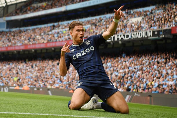 Trong ngày hạ màn Premier League, Man City nhận cú sốc từ sớm với bàn mở tỷ số của Matty Cash bên phía Aston Villa. Và đầu hiệp 2, đến lượt Philippe Coutinho lập công, giúp đội khách dẫn đến 2 bàn ở Etihad.