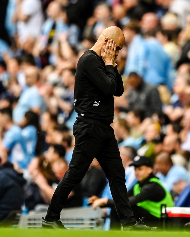 Nếu kết quả đó được giữ nguyên cho đến khi hết trận, Man City sẽ phải ngậm ngùi xếp sau Liverpool trong cuộc đua đến ngôi vô địch Premier League. Không nói cũng hiểu được sự lo âu xen lẫn thất vọng của Pep Guardiola lúc này.