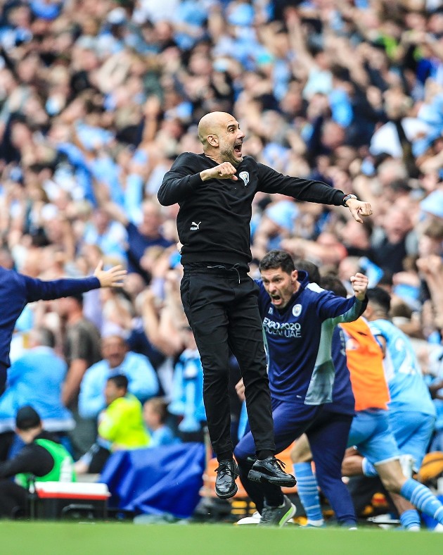 Ở ngoài sân, Guardiola cũng vui mừng khôn tả.
