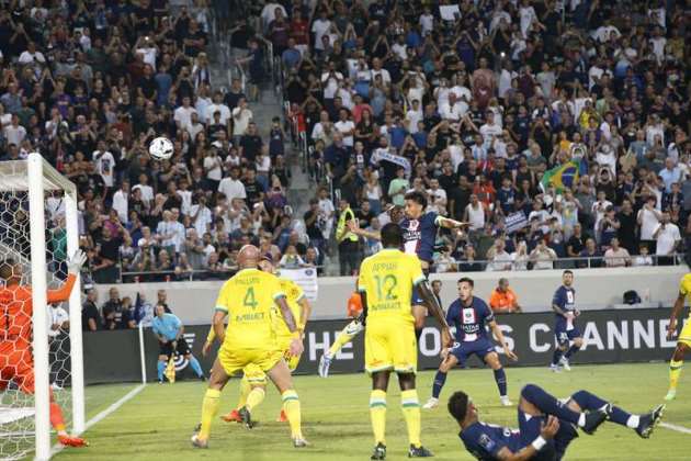 Những cơ hội sớm đến với PSG. Marquinhos thậm chí còn có pha đánh đầu đưa bóng tìm đến xà ngang khung thành Chim hoàng yến trong một tình huống đá phạt góc.
