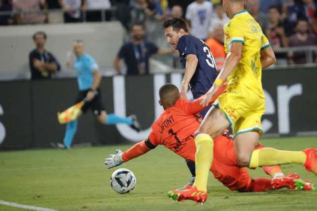 Rồi điều gì cần đến cũng phải đến. Phút 22, sau đường chuyền của Neymar bị hàng phòng ngự Nantes phá ra, bóng đến chân Lionel Messi và cựu ngôi sao của Barcelona đã đi bóng qua cả thủ thành Alban Lafont một cách kỹ thuật để ghi bàn mở tỷ số trận đấu.