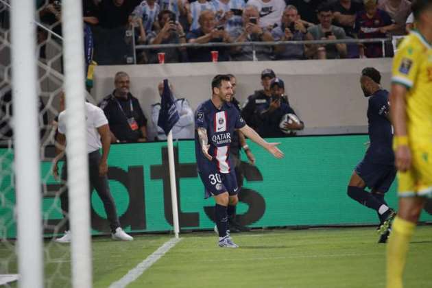 Neymar đến chia vui cùng người đàn anh.