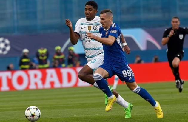 Bóng đến chân Mislav Orsic và chân sút này đã có pha đua tốc độ tuyệt vời với Wesley Fofana từ giữa sân.