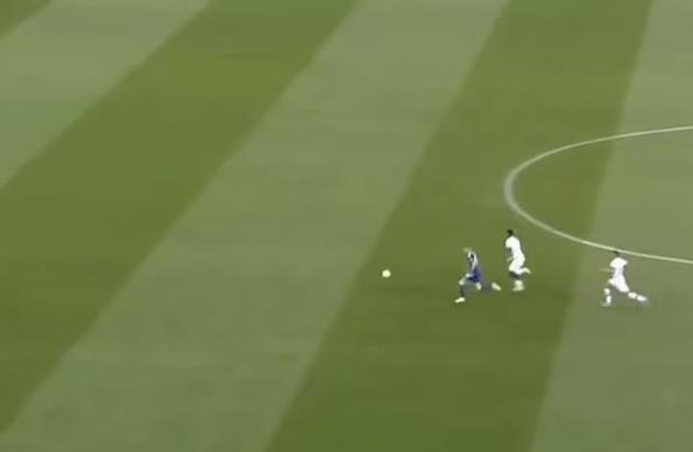 Chân sút của Dinamo Zagreb đang có phong độ tuyệt vời trong mùa này, và đánh bại tân binh 75 triệu bảng của Chelsea trong cuộc đua tốc độ.