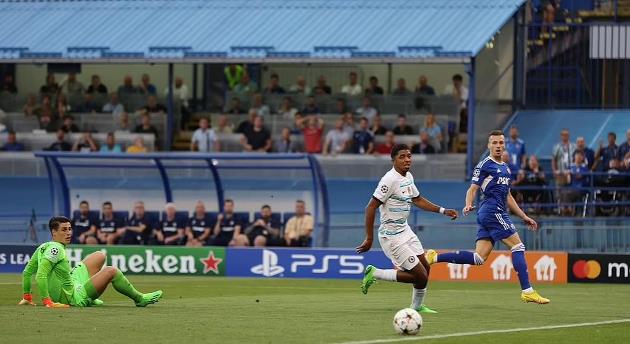 Kepa và Fofana không thể làm gì hơn, nhìn bóng từ từ đi vào lưới.
