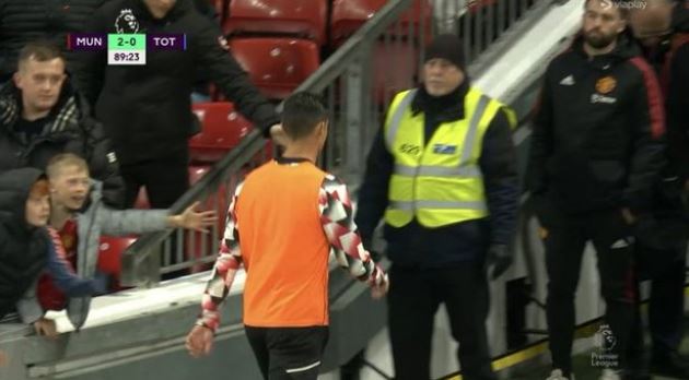 Cristiano Ronaldo bỏ vào đường hầm khi trận đấu chưa kết thúc.