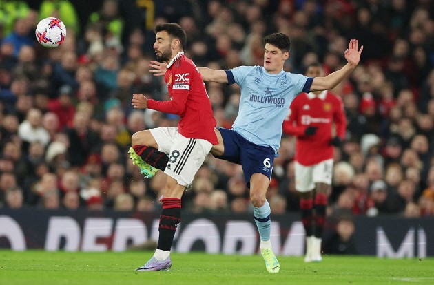 Tại Old Trafford, Man United đẩy cao đội hình lên tấn công ngay sau tiếng còi khai cuộc.