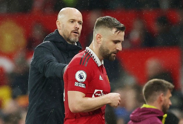 Thật không may cho Man United khi phút 36, Luke Shaw gặp vấn đề về chấn thương nên rời sân sớm nhường chỗ cho Tyrell Malacia.