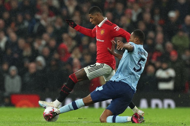 Man United tiếp tục duy trì sức ép sau đó. Tuy nhiên, dường như Rashford là mối đe dọa ghi bàn duy nhất của Quỷ đỏ.