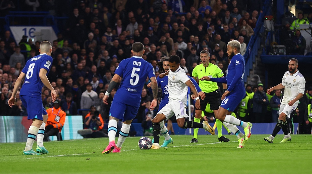 Đầu hiệp 2, khi Chelsea đang gia tăng sức ép, Real Madrid đã có bàn thắng vươn lên. Từ đường chuyền của Vinicius, Rodrygo có cơ hội và sút tung lưới Chelsea.