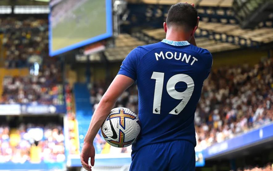 Mount trên đường đến Old Trafford.