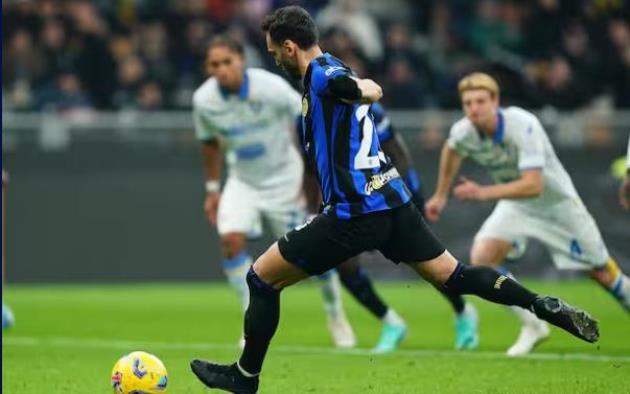 Çalhanoğlu ấn định chiến thắng 2-0 cho Inter.