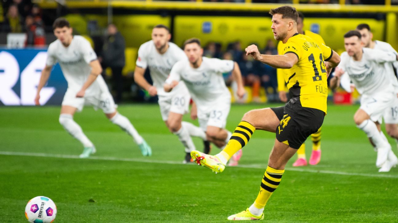 Fuellkrug hoàn thành hat-trick cho Dortmund.