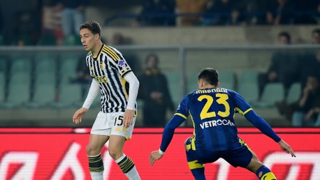 Juventus nỗ lực tấn công tìm bàn gỡ.