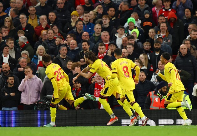 Khi Man United đang gia tăng sức ép lớn về phía khung thành Sheffield United, thì phút 35, Andre Onana mắc sai lầm chết người với đường chuyền thiếu lực để Jayden Bogle bắt bài. Cầu thủ chạy cánh số 20 của đội khách bứt tốc mạnh mẽ trước khi dứt điểm tung lưới Man United, mở tỷ số trận đấu.