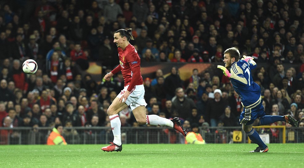 Man United tiếp tục có cơ hội. Ibra lừa qua cả thủ môn Medvedev nhưng dứt điểm ra ngoài.