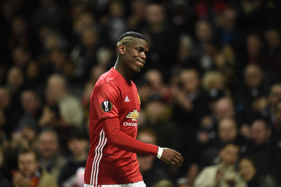 Hiệp hai vừa mới bắt đầu, Pogba đã tập tễnh rời sân vì chấn thương.