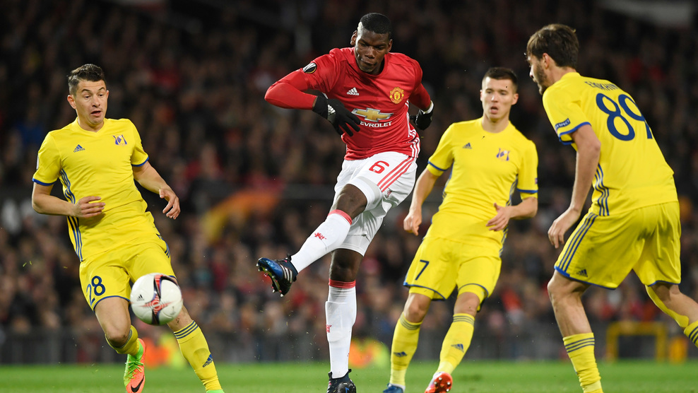 Pogba uy hiếp khung thành Rostov cuối hiệp 1.