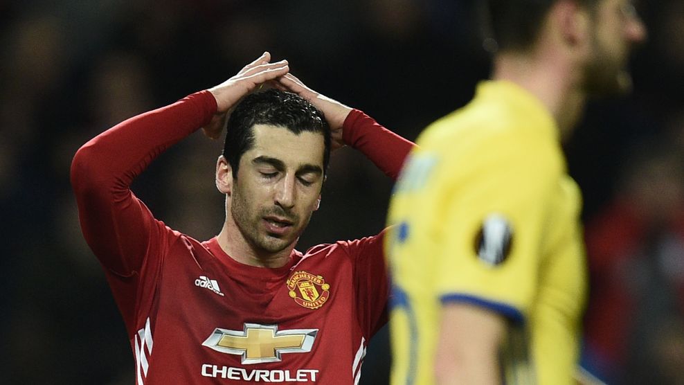 Cơ hội sau đó đến với Mkhitaryan, nhưng vẻ mặt thất vọng của anh đã nói lên tất cả.
