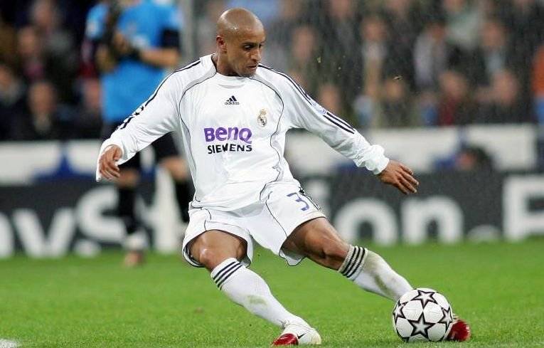 Hậu vệ trái: Roberto Carlos