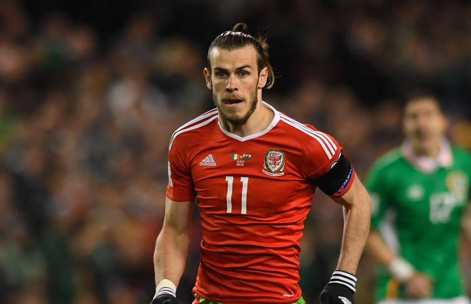 Gareth Bale (Xứ Wales) - 4 bàn. Bale chính là ngôi sao sáng nhất trong đội tuyển xứ Wales. Không khó hiểu khi anh đang là người ghi nhiều bàn thắng nhất cho đoàn quân của HLV Chris Coleman. Dù vậy, tiền vệ Real Madrid vẫn không thể giúp xứ Wales bay cao tại vòng loại World Cup. Với 4 trận hòa, kém 2 đội dẫn đầu 4 điểm, Bale và các đồng đội cần phải nỗ lực rất nhiều nếu muốn có mặt tại Nga năm sau.