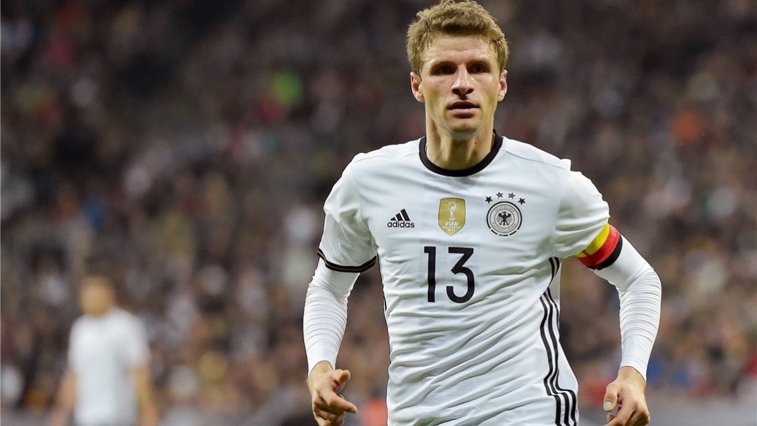 Thomas Mueller (Đức) - 5 bàn. Cầu thủ Bayern luôn là một con người khác mỗi khi lên tuyển. Dù chỉ mới có 2 bàn tại Bundesliga mùa này nhưng tại Cỗ xe tăng, anh đã nổ súng đến 5 lần sau 5 trận vòng loại. Mueller đang có 10 bàn thắng chỉ sau 2 kì World Cup. Có thể nói, vòng loại này là cơ hội để Mueller tập dượt trước khi trở lại giải đấu yêu thích năm sau ở Nga với mục tiêu phá kỉ lục 16 bàn của người đàn anh Miroslav Klose.