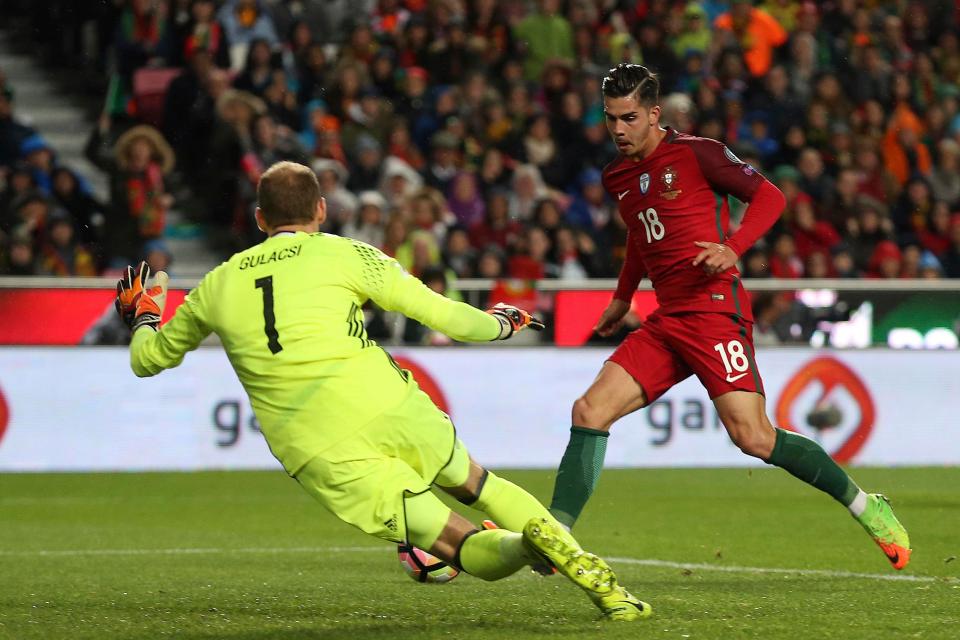 Andre Silva (Bồ Đào Nha) - 5 bàn. Đây chắc chắn là cái tên bất ngờ nhất trong danh sách này. Dù mới lên tuyển sau Euro 2016 và thi đấu 6 trận, tiền đạo Porto đã có cho mình 5 bàn. Trong trận đấu mới đây với Hungary, cũng chính anh là người mở tỉ số cho Bồ Đào Nha. Silva chính là tương lai trên hàng công của nhà vô địch châu Âu.