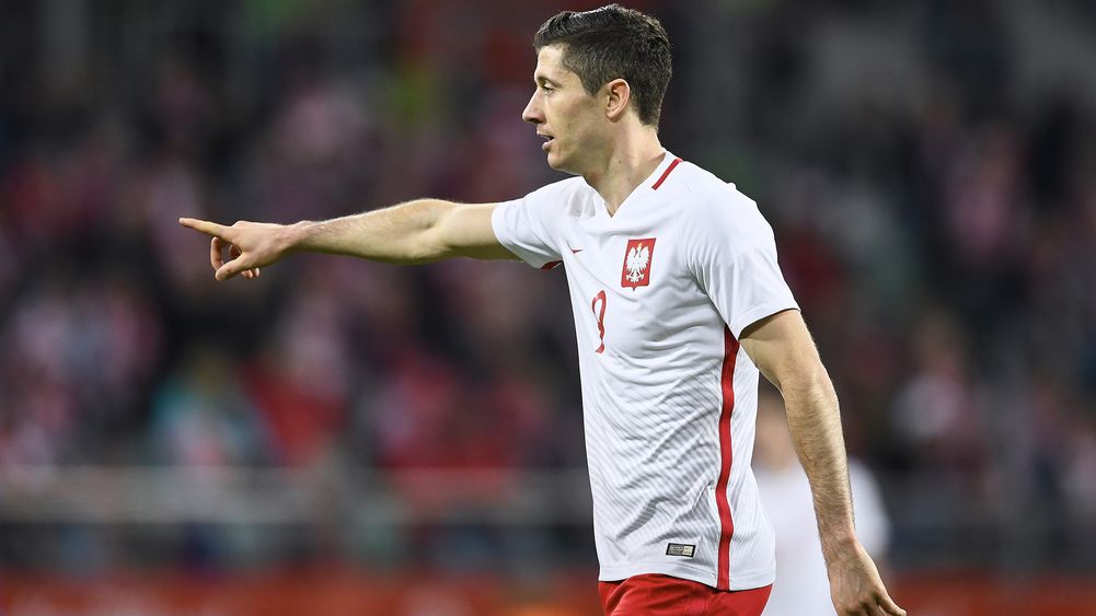 Robert Lewandowski (Ba Lan) - 8 bàn. Danh sách này chắc chắn không thể thiếu siêu tiền đạo Lewandowski. Anh là chân sút hàng đầu tại châu Âu thời điểm hiện tại. Ở vòng loại World Cup khu vực châu Âu, anh là cầu thủ duy nhất ghi bàn trong cả 5 trận đấu. Anh cũng có riêng cho mình một cú hattrick trong cuộc đối đầu với Đan Mạch. Phong độ cao của Lewy giúp Ba Lan đang là đội dẫn đầu có khoảng cách nhiều nhất so với đối thủ xếp sau.