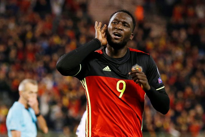 Romelu Lukaku (Bỉ) - 6 bàn. Nếu không có pha tỏa sáng của tiền đạo Everton ở phút 89, rất có thể tuyển Bỉ đã phải đón nhận trận thua đầu tiên tại vòng loại World Cup trước Hy Lạp. Lukaku đang là chân sút không thể thay thế của HLV Roberto Martinez. Cậu học trò cũ ngày nào tại Everton đang giúp cho chiến lược gia người Tây Ban Nha có khởi đầu khá tốt trong cương vị HLV tuyển Bỉ.