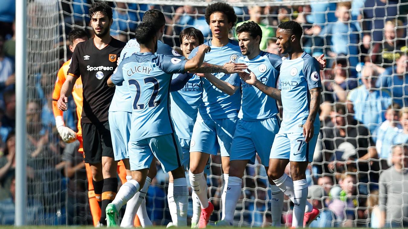 Man City nhận món quà từ trên trời rơi xuống.