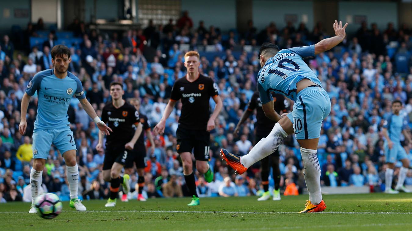 Ngay khi hiệp hai bắt đầu, Man City đã nâng tỉ số lên 2-0